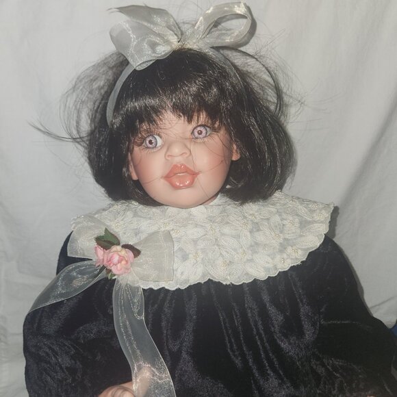 Vintage Fayzah Spanos Design @1996 24" Vinyl & Cloth Doll - Picture 3 of 11